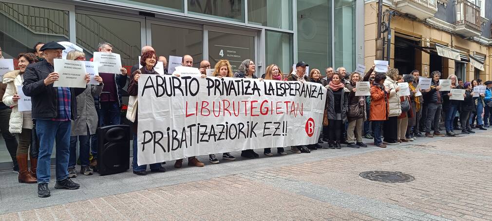 El colectivo Bilboko Liburuzainak, tras dos años de lucha, consigue “publificar” un puesto de Auxiliar de Biblioteca