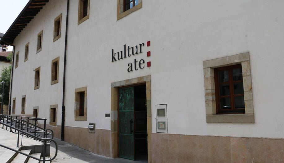 Liburutegietara bisitak (Bazkide direnentzat  bakarrik)